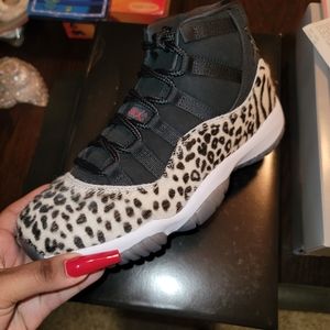 8.5W .. never worn .. Jordan 11s